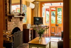 TV a/nebo společenská místnost v ubytování Como Cottage Accommodation