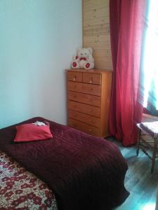 サン・テティエンヌ・ド・ティネにあるla gilberteのベッドルーム1室(ベッド1台、テディベア付きドレッサー付)
