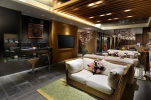una sala de espera con sofá y bar en Pokara Resort, en Jiaoxi