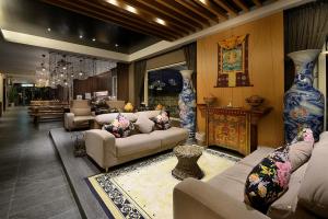 una gran sala de estar con sofás y jarrones en Pokara Resort, en Jiaoxi
