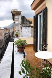 - un balcon avec vue sur un bâtiment dans l'établissement B&B Vivere Palermo, à Palerme