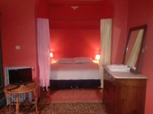ジェノヴァにあるB&B Bandabriscaの赤いベッドルーム(ベッド1台、鏡付)