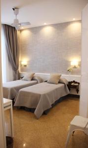 巴勒摩的住宿－B&B Vivere Palermo，一间酒店客房,房间内设有两张床