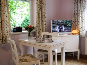 Il comprend un salon doté d'une table, d'une télévision et d'une fenêtre. dans l'établissement Ferienwohnung Lange Brücke, à Erfurt