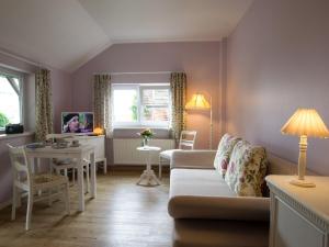 un salon avec un canapé et une table dans l'établissement Ferienwohnung Lange Brücke, à Erfurt