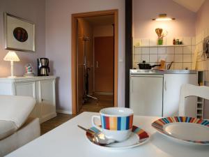 - une tasse de café sur une table dans le salon dans l'établissement Ferienwohnung Lange Brücke, à Erfurt 5 autres photos