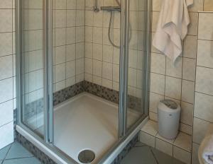 a bathroom with a shower with a tub at Ferienwohnung Lange Brücke in Erfurt