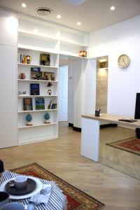 a kitchen and living room with a counter and a clock at B&B Vivere Palermo in Palermo