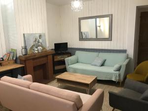 una sala de estar con un sofá y una mesa en Les pecheries, en Le Touquet-Paris-Plage