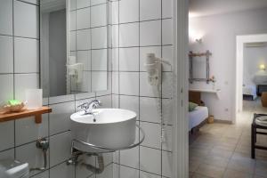 Ванная комната в Skiathos Holidays Suites & Villas