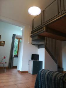 un soggiorno con letto e lampada di Monolocale in villa a Castiglioncello