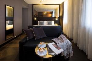 uma sala de estar com um sofá e uma cama em Camden Enterprise Hotel em Londres