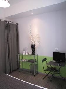 A television and/or entertainment centre at Trastevere Colors