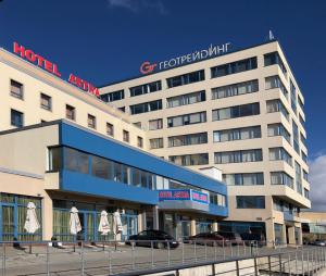 索非亚阿斯特拉酒店的酒店大楼前面有雨伞