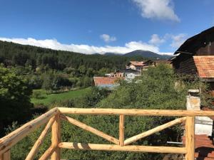 einen Blick vom Balkon eines Hauses mit einem Holzzaun in der Unterkunft Das Landhaus in Bachevo