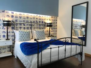 um quarto com uma cama e um espelho em Welcome In em Aveiro