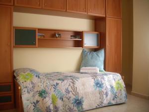 a bedroom with a bed and wooden cabinets at Apartamento Celimar in Las Galletas