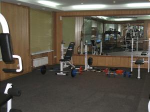 Posilňovňa alebo fitness centrum v ubytovaní Optima Deluxe Kryvyi Rih