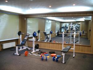 Posilňovňa alebo fitness centrum v ubytovaní Optima Deluxe Kryvyi Rih
