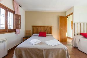 彼德拉拉韋斯的住宿－La Chova，一间卧室配有一张床,上面有两条毛巾