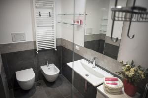 ローマにあるSuite GG in Vaticanのバスルーム(洗面台、トイレ、鏡付)