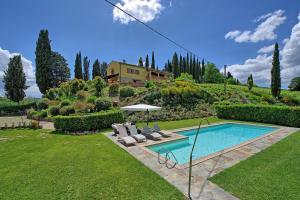 サン・ジミニャーノにあるVilla Sabrina by PosarelliVillasの庭にスイミングプールがある家