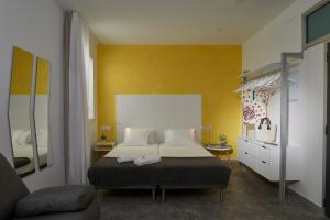 a bedroom with a bed and a yellow wall at Casual Suite in Córdoba in Córdoba