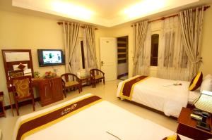 TV a/nebo společenská místnost v ubytování Luxury Nha Trang Hotel