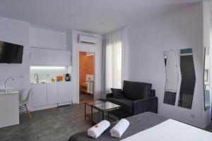 1 dormitorio con cama, sofá y mesa en Casual Suite in Córdoba, en Córdoba