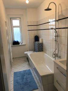 a bathroom with a tub and a toilet and a sink at An der Weissen Mauer 14 Ferienwohnung 1 u 2 in Görlitz