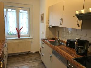 Kitchen o kitchenette sa An der Weissen Mauer 14 Ferienwohnung 1 u 2