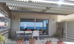 Balkón alebo terasa v ubytovaní Rodia Beach Suites