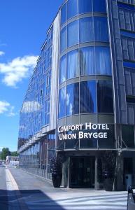 un edificio con un cartel que lee Comfort Hotel Union Bridge en Comfort Hotel Union Brygge, en Drammen
