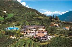 uma vista aérea de um resort numa montanha em Hotel Funggashof em Naturno