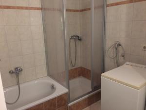 ein Badezimmer mit einer Dusche, einer Badewanne und einem Waschbecken in der Unterkunft Lunitz 20 in Görlitz