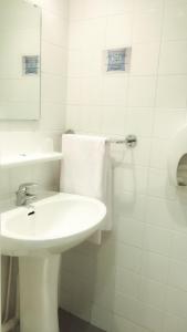 Bathroom sa ibis budget Tours Centre Gare et congrès