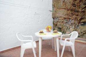 タマリウにあるAigua Dolça 2の白いテーブル(椅子2脚付)