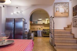 トッリ・デル・ベーナコにあるCanguroProperties - Villa Lorenaのキッチン(テーブル、冷蔵庫付)