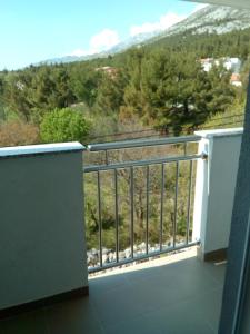 uma varanda com vista para uma montanha em Apartments Begonia em Starigrad-Paklenica