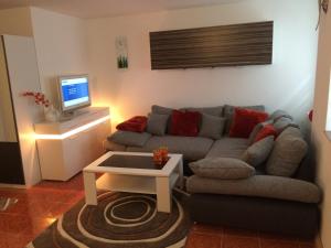 sala de estar con sofá y TV en Lunitz 19 en Görlitz