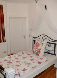 En eller flere senge i et værelse på Villa Rosenburg