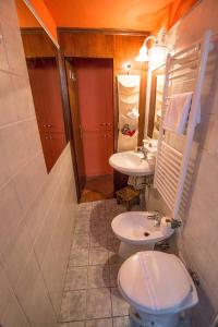 ein Bad mit einem WC und einem Waschbecken in der Unterkunft between the channels, in San Marco in Venedig