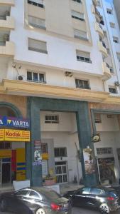 two cars parked in front of a building at Résidence Tasnim in Ariana