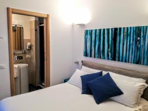 A bed or beds in a room at CIVICO 7 Holiday Rooms