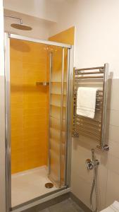 y baño con ducha y puerta de cristal. en CIVICO 7 Holiday Rooms en Roma