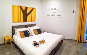 A bed or beds in a room at CIVICO 7 Holiday Rooms
