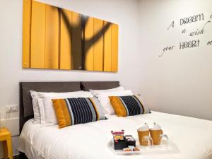 A bed or beds in a room at CIVICO 7 Holiday Rooms