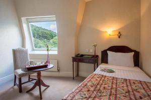 Llit o llits en una habitació de The Glendalough Hotel