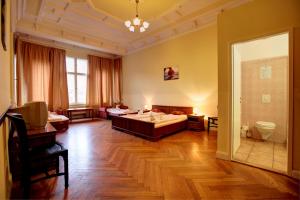 Postel nebo postele na pokoji v ubytování Hotel Pension Bernstein am Kurfürstendamm