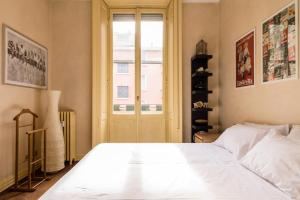 ミラノにあるCanguroProperties - Lipariのベッドルーム(大きな白いベッド1台、窓付)